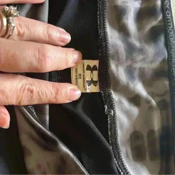 Under Armour Capri Leggings. Black & Camo. Medium. Preowned. Women’s. - Picture 6 of 6